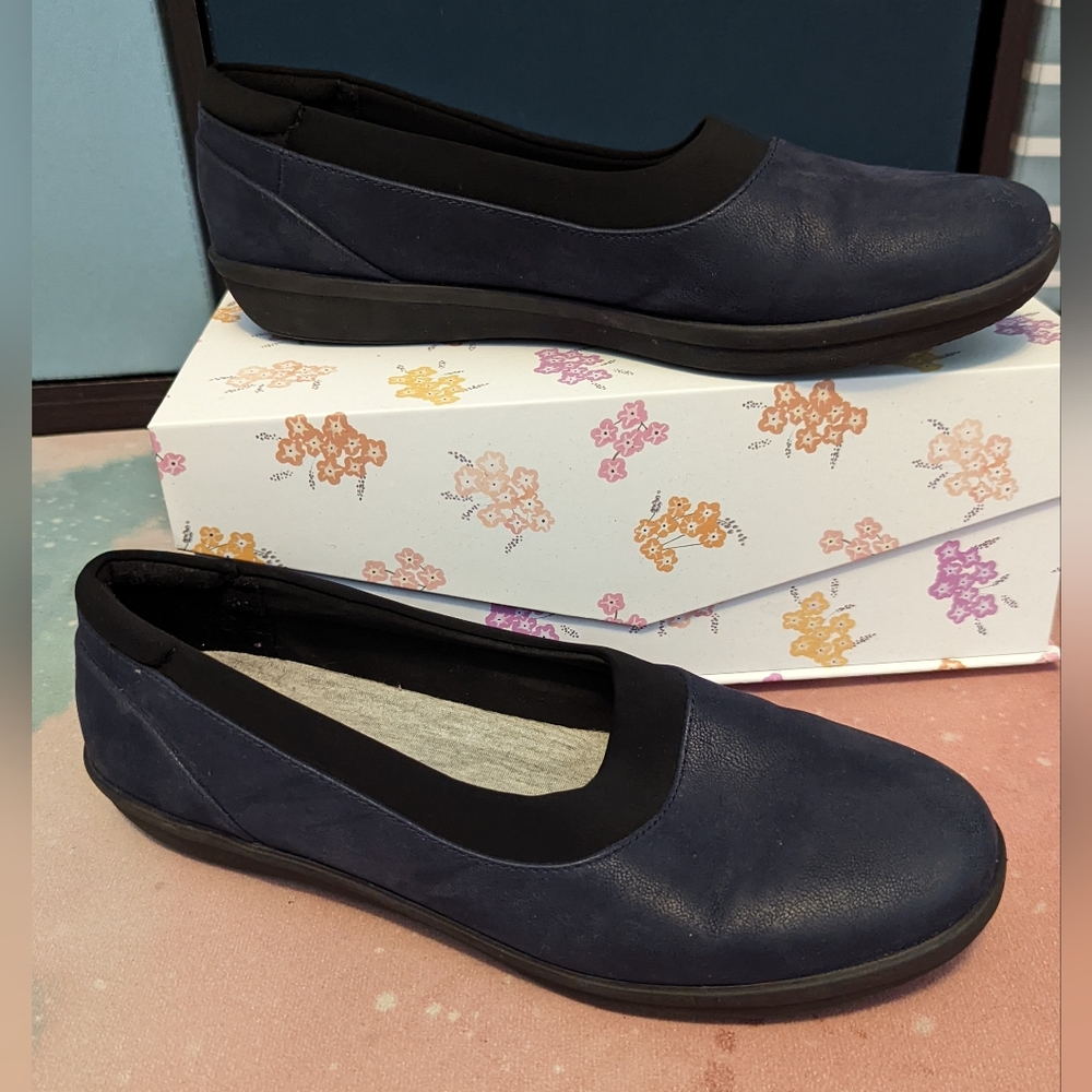 CLEARANCE: Clarks Cloudsteppers slip ons, navy, size 8